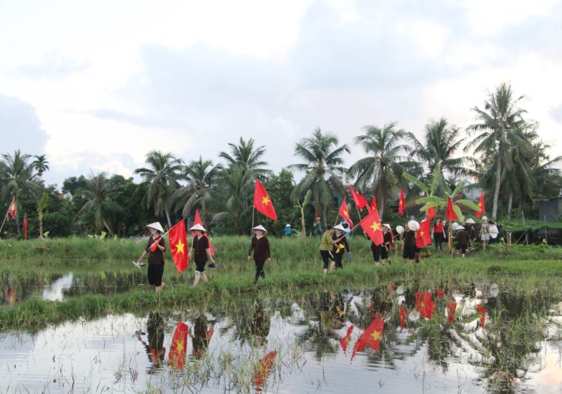 Bà con hào hứng xuống đồng tham gia hội thi cấy từ sáng sớm. Bà con hào hứng xuống đồng tham gia hội thi cấy từ sáng sớm.