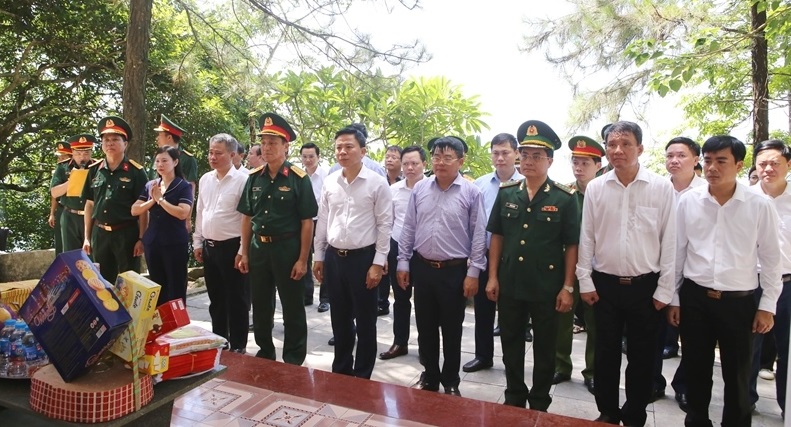 Bí thư Tỉnh ủy, Chủ tịch HĐND tỉnh Đỗ Trọng Hưng cùng các thành viên trong đoàn dâng hoa, dâng hương tại Miếu thờ 16 liệt sĩ Quân khu 4 bị tai nạn máy bay tại Đảo Mê năm 2005.