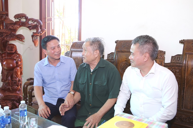 Bí thư Tỉnh ủy, Chủ tịch HĐND tỉnh Đỗ Trọng Hưng cùng các thành viên trong đoàn thăm, tặng quà cho thương binh nặng Văn Huy Phơn ở phường Ninh Hải.