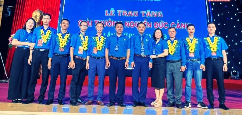 Các cá nhân tiêu biểu xuất sắc của Thanh Hóa được trao Giải thưởng Nguyễn Đức Cảnh chụp ảnh lưu niệm với các đồng chí lãnh đạo LĐLĐ tỉnh Thanh Hoá.