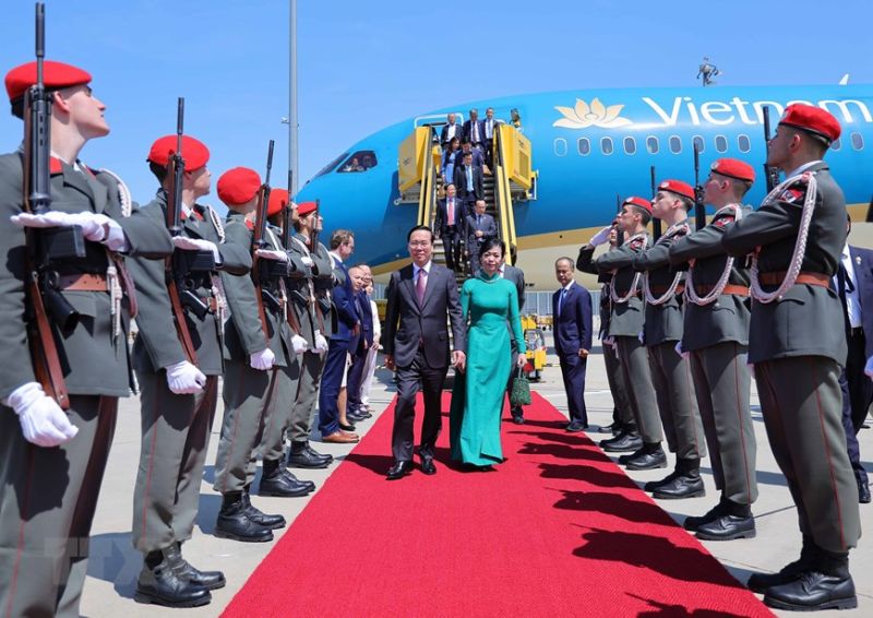 Lễ đón Chủ tịch nước Võ Văn Thưởng và Phu nhân tại Sân bay quốc tế Vienna
