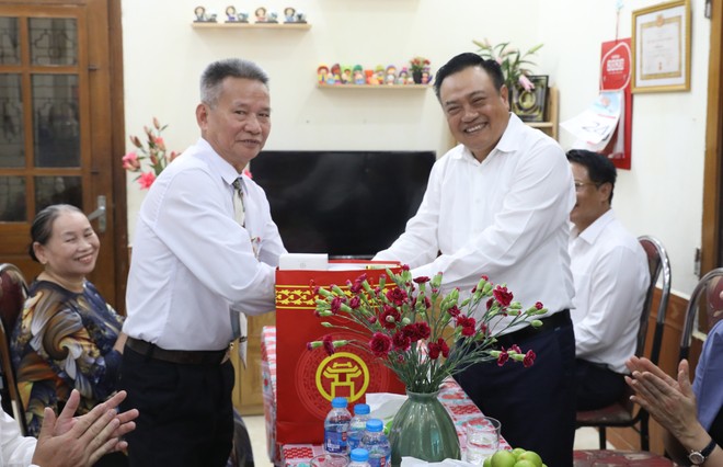 Chủ tịch UBND TP Trần Sỹ Thanh thăm hỏi gia đình ông Lê Xuân Hữu, thương binh 32%, Tổ trưởng Tổ dân phố số 4 – phường Mộ Lao