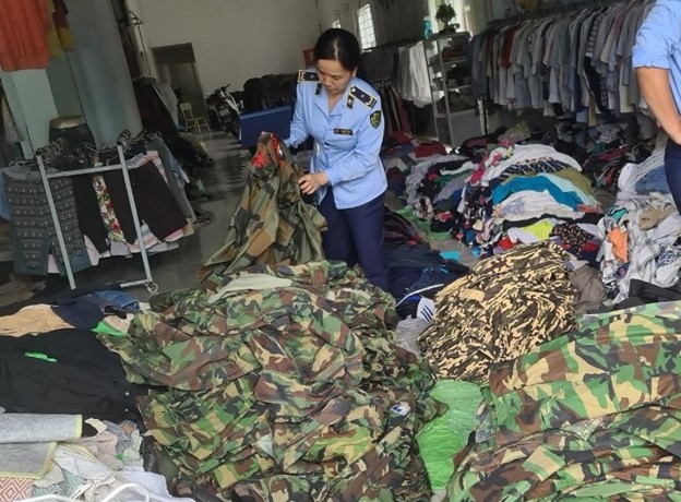 Cục Quản lý thị trường Kon Tum phát hiện và thu giữ nhiều bộ áo quần rằn ri nhập lậu tại một cơ sở. (Ảnh: Cục QLTT Kon Tum).