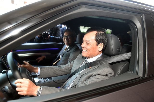 Phó Thủ tướng Trần Lưu Quang lái thử xe Vinfast - Ảnh: VGP/Hải Minh