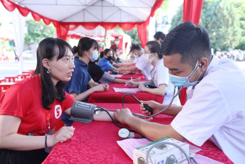 Các tình nguyện viên tham gia khám sức khỏe trước khi hiến máu