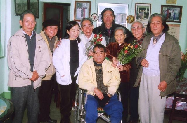 NHÀ VĂN HOÀNG PHỦ NGỌC TƯỜNG - NHÀ THƠ LÂM THỊ MỸ DẠ( VỢ HOÀNG PHỦ NGỌC TƯỜNG) - NHÀ THƠ NGÔ MINH - HỌA SĨ TRƯƠNG BÉ - BÁC SĨ TÙNG - TÁC GIẢ VÀ ANH EM VĂN NGHỆ TẠI HUẾ. NHÀ VĂN HOÀNG PHỦ NGỌC TƯỜNG - NHÀ THƠ LÂM THỊ MỸ DẠ( VỢ HOÀNG PHỦ NGỌC TƯỜNG) - NHÀ THƠ NGÔ MINH - HỌA SĨ TRƯƠNG BÉ - BÁC SĨ TÙNG - TÁC GIẢ VÀ ANH EM VĂN NGHỆ TẠI HUẾ.