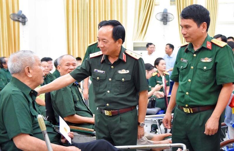 Trung tướng Trịnh Văn Quyết động viên và tặng quà các thương binh
