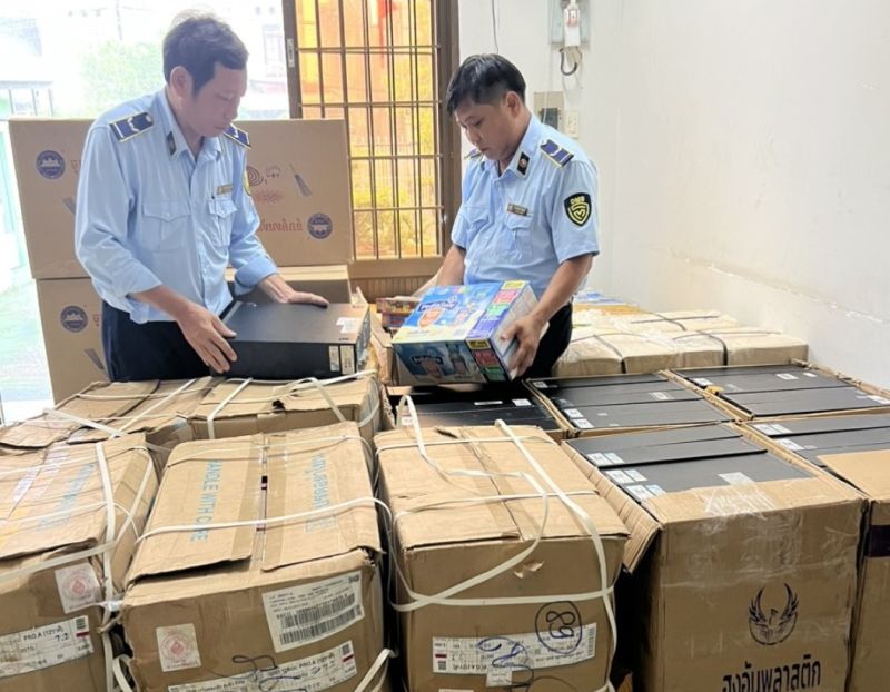 Lực lượng QLTT tỉnh Kiên Giang tiến hành kiểm tra hàng hóa vi phạm