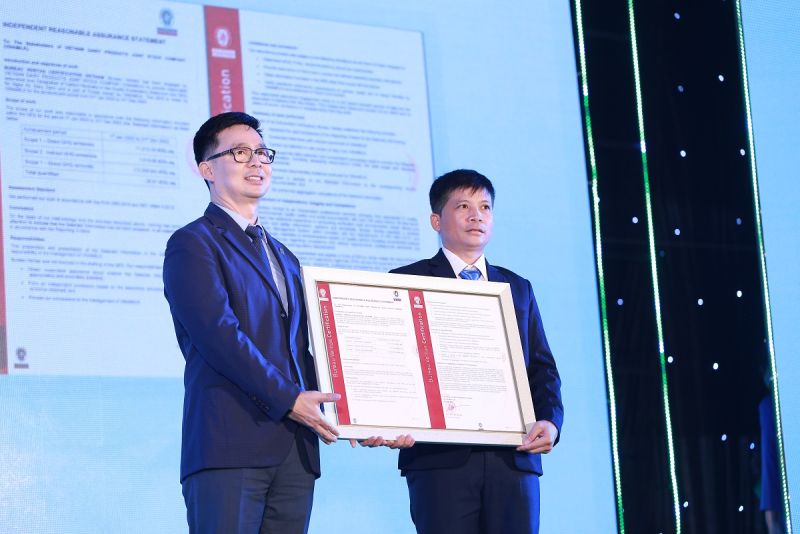 Đại diện Bureau Veritas (Anh Quốc) (trái) trao chứng nhận trung hòa carbon cho trang trại của Vinamilk tại Nghệ An