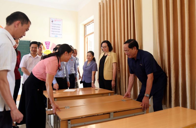 Phó chủ tịch Quốc hội, Thương tướng Trần Quang Phương và các đại biểu thăm Trường Tiểu học xã Quốc Khánh, huyện Tràng Định
