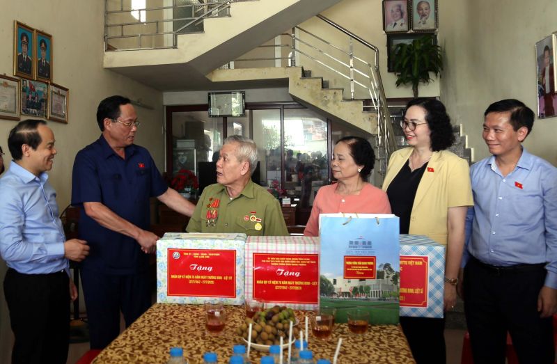 Phó chủ tịch Quốc hội cùng đoàn công tác thăm, tặng quà gia đình thương binh tại thị trấn Cao Lộc, huyện Cao Lộc