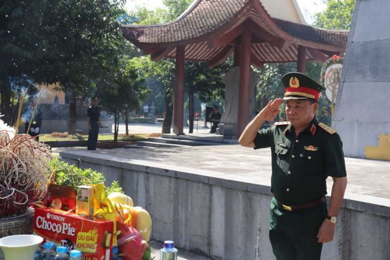 Thượng tướng Hoàng Xuân Chiến, Ủy viên BCH Trung ương Đảng, Ủy viên Quân ủy Trung ương, Thứ trưởng Bộ Quốc phòng tưởng nhớ các Anh hùng liệt sĩ. Ảnh Minh Đức.