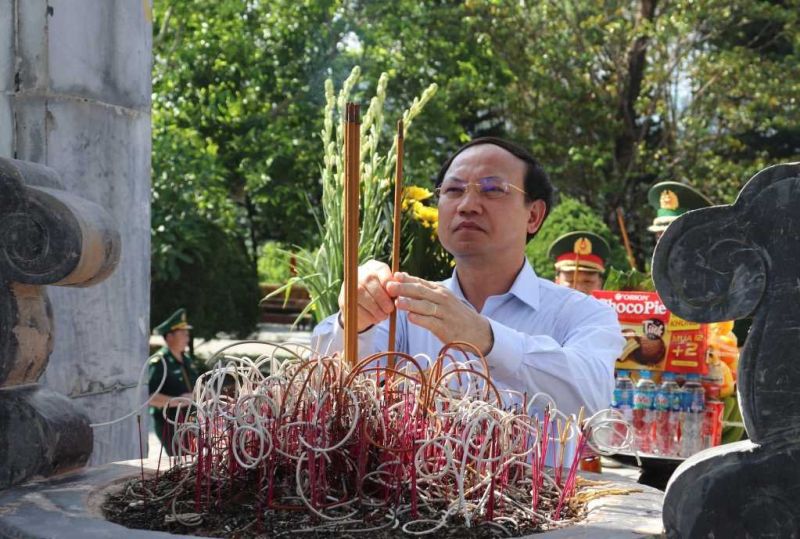 Ông Nguyễn Xuân Ký, Bí thư Tỉnh ủy Quảng Ninh dâng hương tưởng nhớ các Anh hùng liệt sĩ. Ảnh Minh Đức.