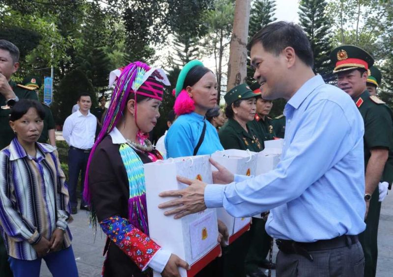 Ông Bùi Văn Khắng, Phó Chủ tịch UBND tỉnh tặng quà cho các gia đình chính sách, thương bệnh binh, người có công với cách mạng. Ảnh Minh Đức.