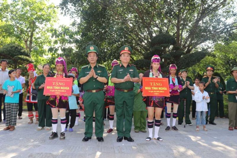 Đoàn công tác Quân ủy Trung ương, Bộ Quốc phòng, Đảng ủy Bộ Tư lệnh Bộ đội Biên phòng tặng 2 căn nhà Tình nghĩa, mỗi căn trị giá 80 triệu đồng cho 2 hộ gia đình chính sách.