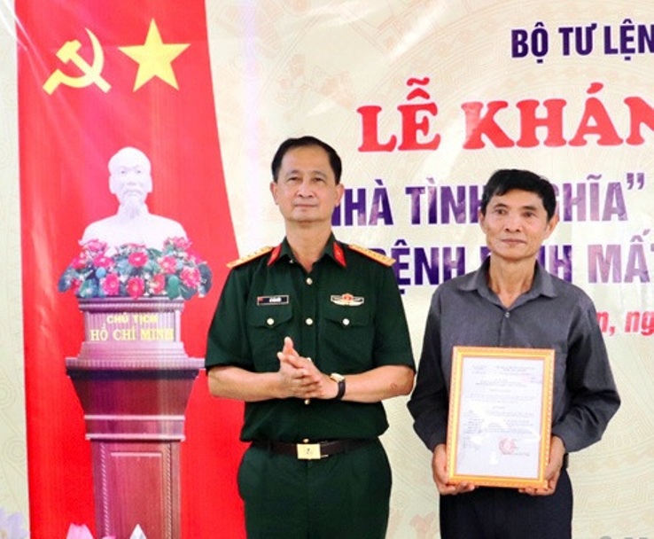 Chính ủy Bộ Chỉ huy quân sự tỉnh Lạng Sơn trao quyết định hỗ trợ kinh phí xây dựng nhà tình nghĩa cho bệnh binh Lê Bá Thái