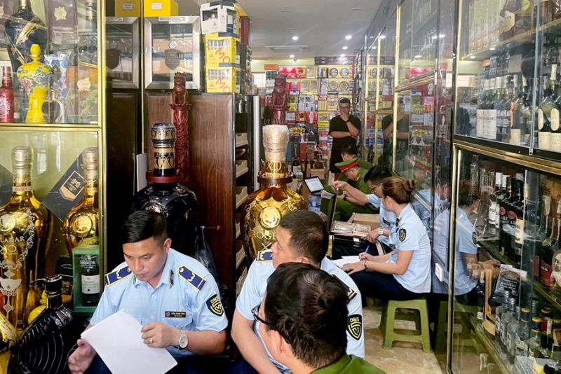 Lực lượng chức năng kiểm tra hàng hóa tại cửa hàng của ông Thân Hải Phong
