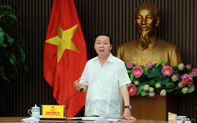 Phó Thủ tướng Trần Hồng Hà cho rằng cần đổi mới tư duy thực hiện đấu thầu, đấu giá quyền sử dụng đất đối với các dự án đầu tư theo hướng tính toán giá trị tổng thể của dự án mang lại cho xã hội chứ không chỉ là số tiền thu được sau khi đấu giá - Ảnh: VGP/Minh Khôi