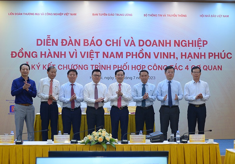 Lễ ký kết Chương trình phối hợp công tác giữa bốn cơ quan: Ban Tuyên giáo Trung ương, Bộ Thông tin và Truyền thông, Hội Nhà báo Việt Nam và VCCI