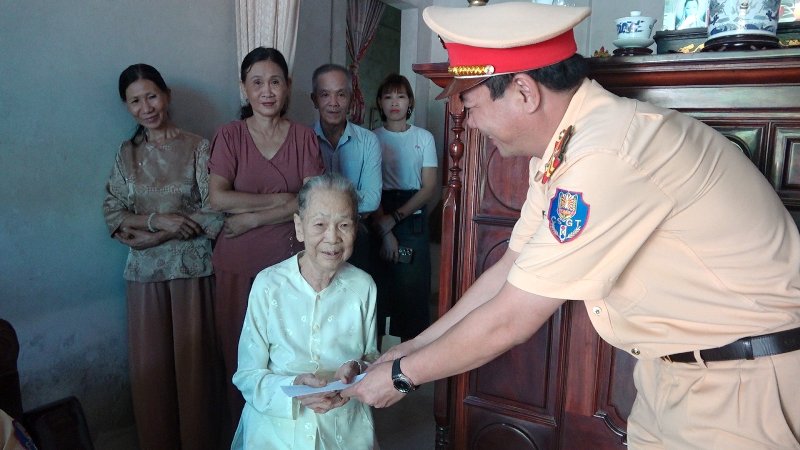 Trung tá Nguyễn Hoàng Vũ- Đội trưởng CSGT- Công an TP Huế thăm hỏi, tặng quà gia đình liệt sĩ