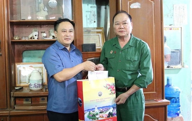 Phó Chủ tịch UBND tỉnh Lạng Sơn Lương Trọng Quỳnh thăm, tặng quà cho ông Hoàng Văn Năng, thương binh, tỷ lệ thương tật 73%, tại khu Cầu Lấm, thị trấn Lộc Bình