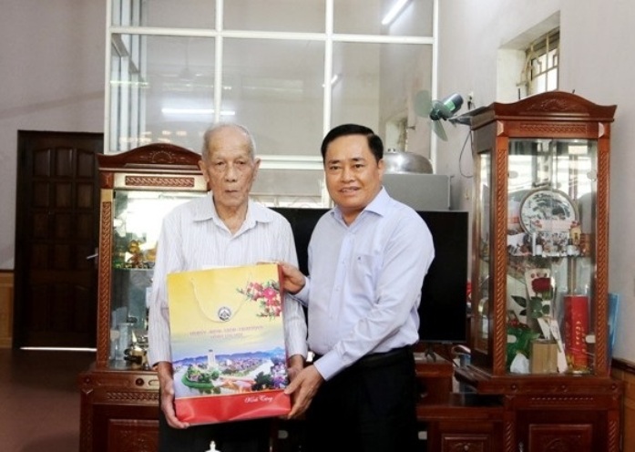 Chủ tịch UBND tỉnh Lạng Sơn Hồ Tiến Thiệu thăm hỏi, tặng quà gia đình ông Hoàng Văn Sung, sinh năm 1929, là thương binh, tại phường Đông Kinh, thành phố Lạng Sơn