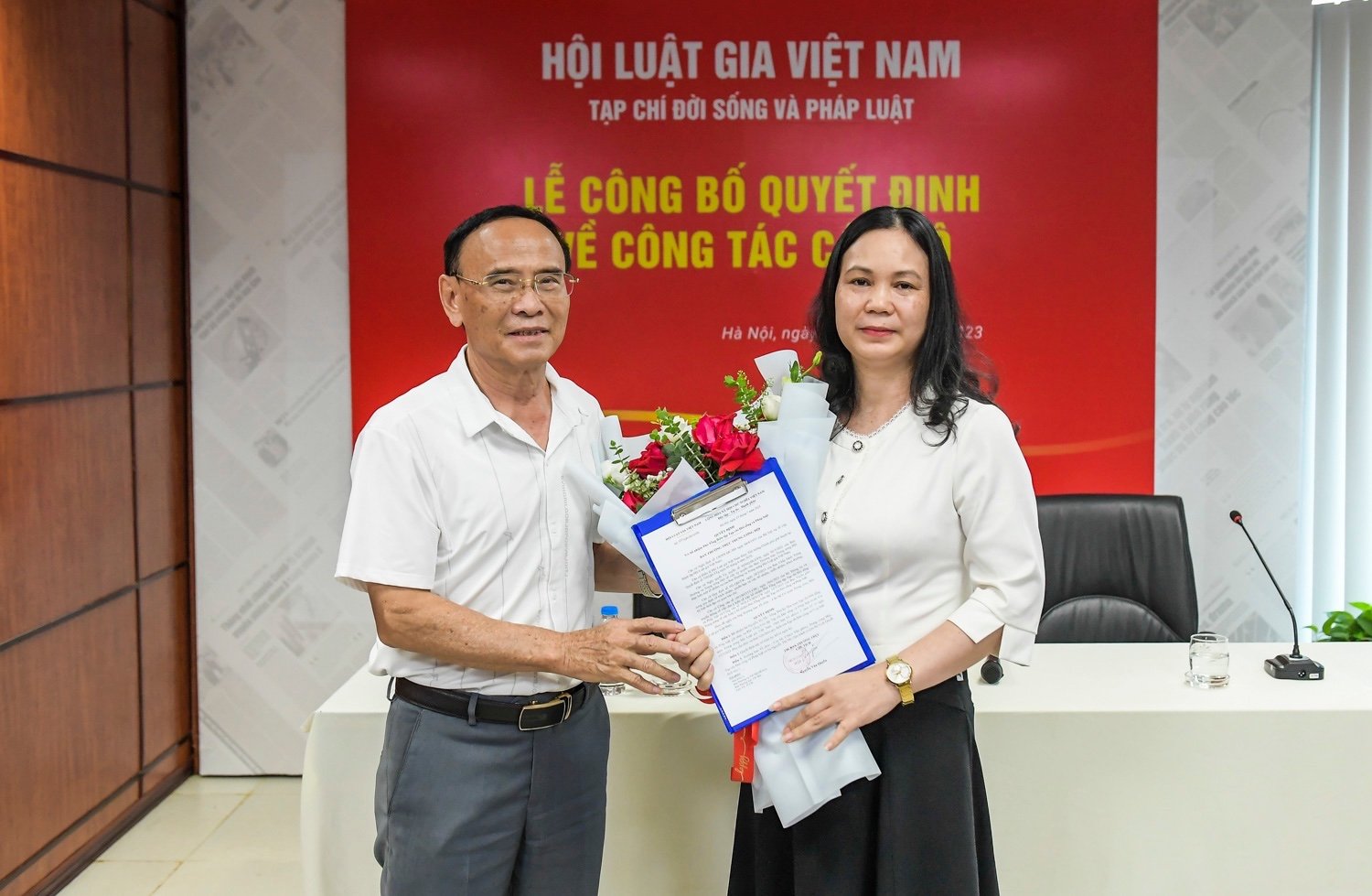 TS. Nguyễn Văn Quyền - Chủ tịch Hội Luật gia Việt Nam trao quyết định bổ nhiệm cho Ph&oacute; Tổng Bi&ecirc;n tập cho b&agrave; Nguyễn Thị My.