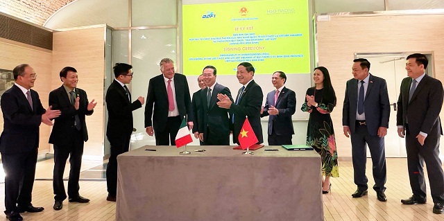 Chủ tịch nước Võ Văn Thưởng (thứ 6 từ phải qua) cùng lãnh đạo các bộ, ngành chúc mừng tỉnh Bình Định được chọn tổ chức giải Đua thuyền máy Nhà nghề Quốc tế.