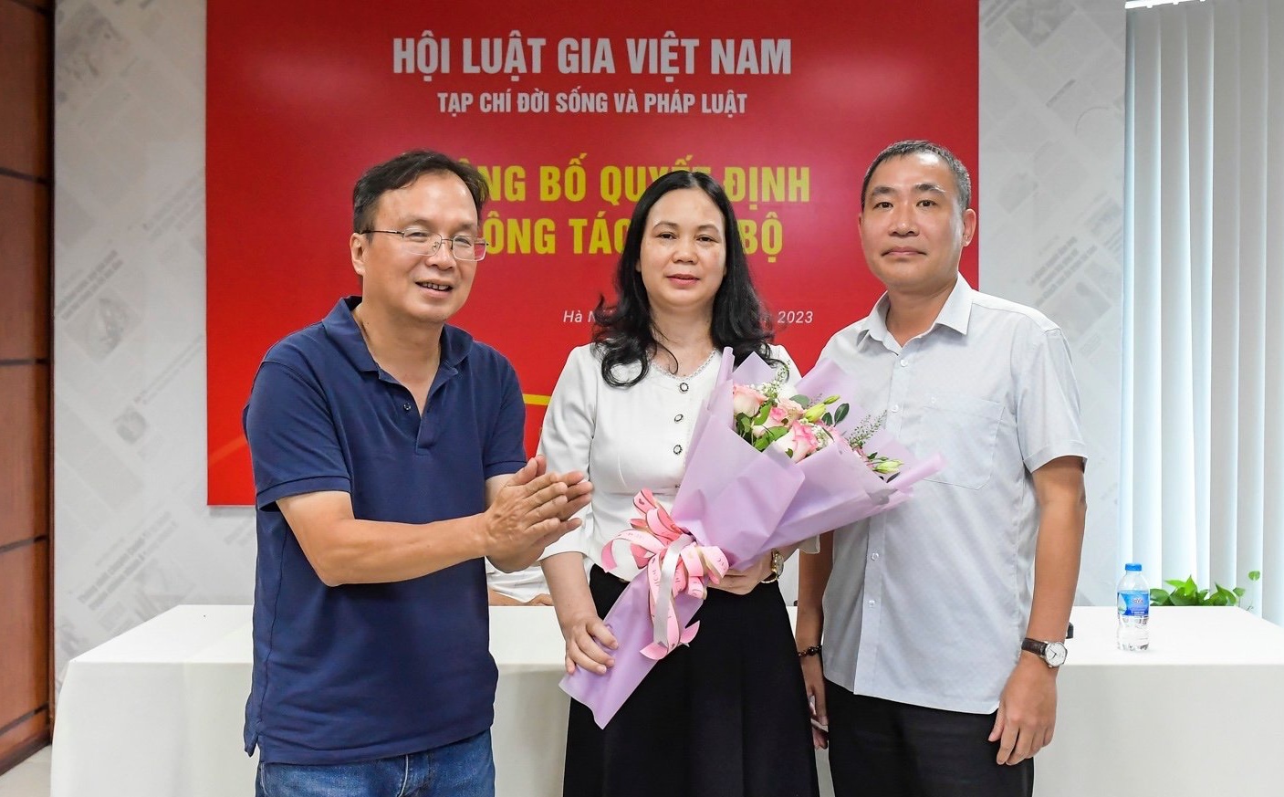 Ban Bi&ecirc;n tập Tạp ch&iacute; Đời sống v&agrave; Ph&aacute;p luật tặng hoa ch&uacute;c mừng t&acirc;n Ph&oacute; Tổng Bi&ecirc;n tập.