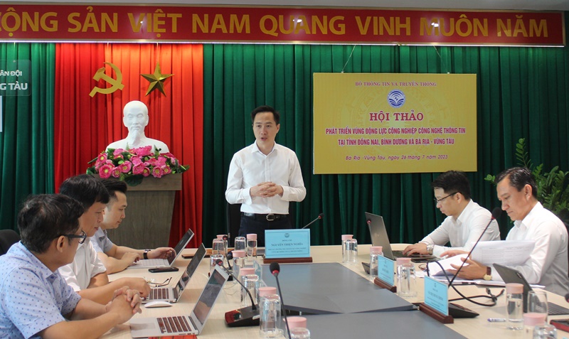 Ông Nguyễn Thiện Nghĩa, Phó Cục trưởng phụ trách Cục Công nghiệp Công nghệ thông tin và Truyền thông chủ trì hội thảo