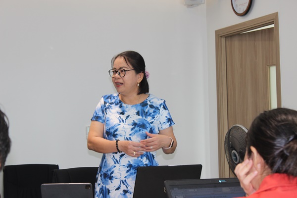 Bà Võ Thị Trung Trinh, Phó Giám đốc Sở Thông tin và Truyền thông thành phố Hồ Chí Minh chia sẻ về hiện trạng phát triển CN-CNTT của thành phố và vai trò của Tp. HCM trong liên kết vùng