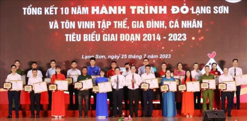 Phó chủ tịch Thường trực UBND tỉnh Dương Xuân Huyên trao bằng khen của Chủ tịch UBND tỉnh cho các tập thể, cá nhân có thành tích tiêu biểu trong vận động và tham gia hiến máu tình nguyện giai đoạn 2014 - 2023