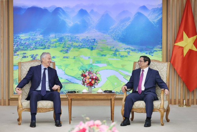 Thủ tướng Phạm Minh Chính và ông Tony Blair trao đổi về các vấn đề khu vực và quốc tế cùng quan tâm - Ảnh: VGP/Nhật Bắc