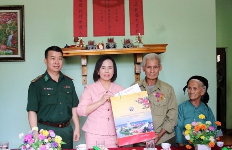 Chủ tịch HĐND tỉnh Lạng Sơn Đoàn Thị Hậu thăm hỏi, tặng quà gia đình ông Hoàng Văn Toàn, sinh năm 1950, là thương binh, trú tại thôn Nà Cạn, xã Bắc Hùng, huyện Văn Lãng