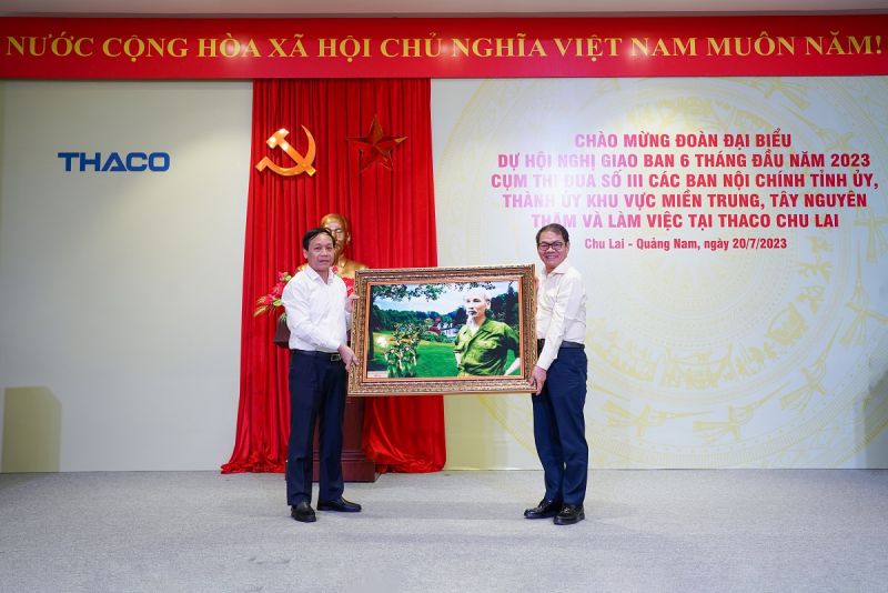 Đồng chí Nguyễn Thanh Hải - Phó Trưởng Ban Nội chính Trung ương trao quà lưu niệm cho THACO