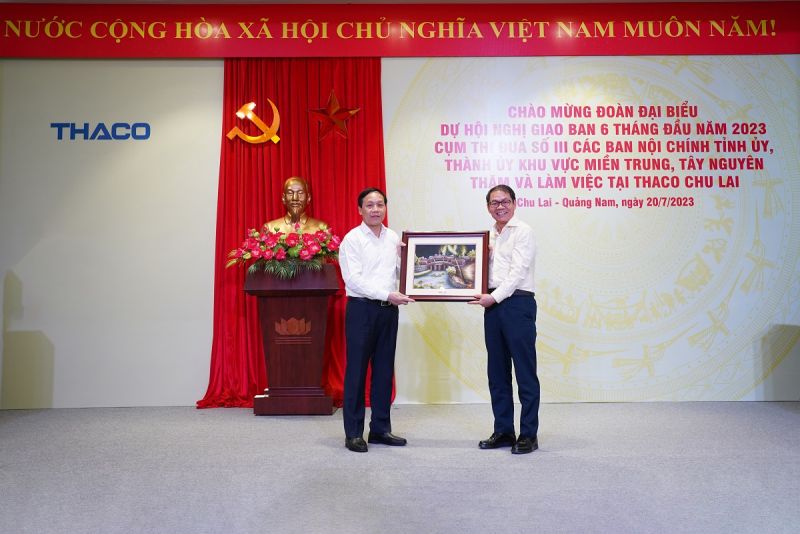 Ông Trần Bá Dương - Chủ tịch HĐQT THACO tặng quà cho đại diện đoàn đại biểu Ban Nội chính các tỉnh ủy, thành ủy khu vực miền Trung, Tây Nguyên