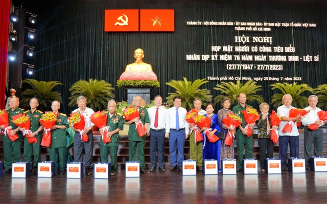 Lãnh đạo TP. Hồ Chí Minh tặng hoa tri ân người có công