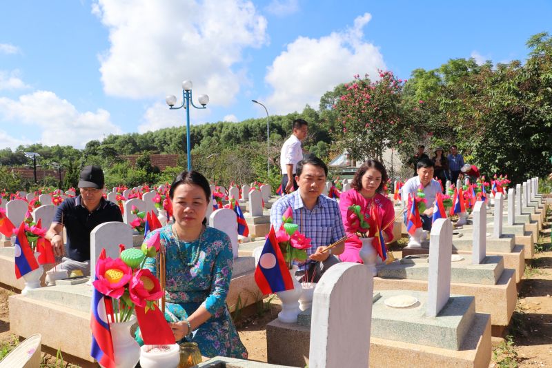 Lãnh đạo Sở LĐTB&XH Thái Nguyên cùng các đại biểu thắp hương tri ân các anh hùng liệt sĩ