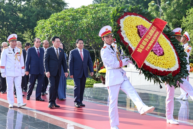 Sáng 27/7, đoàn đại biểu Ban Chấp hành Trung ương Đảng, Quốc hội, Nhà nước, Chính phủ, Ủy ban Trung ương MTTQ Việt Nam đặt vòng hoa, dâng hương tưởng niệm các anh hùng liệt sĩ tại Đài tưởng niệm các anh hùng liệt sĩ và đặt vòng hoa, vào Lăng viếng Chủ tịch Hồ Chí Minh - Ảnh: VGP/Nhật Bắc