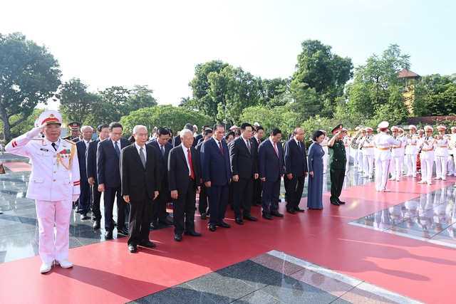 Trong không khí trang nghiêm, thành kính, các đại biểu nghiêng mình tưởng nhớ những người con ưu tú của dân tộc - Ảnh: VGP/Nhật Bắc