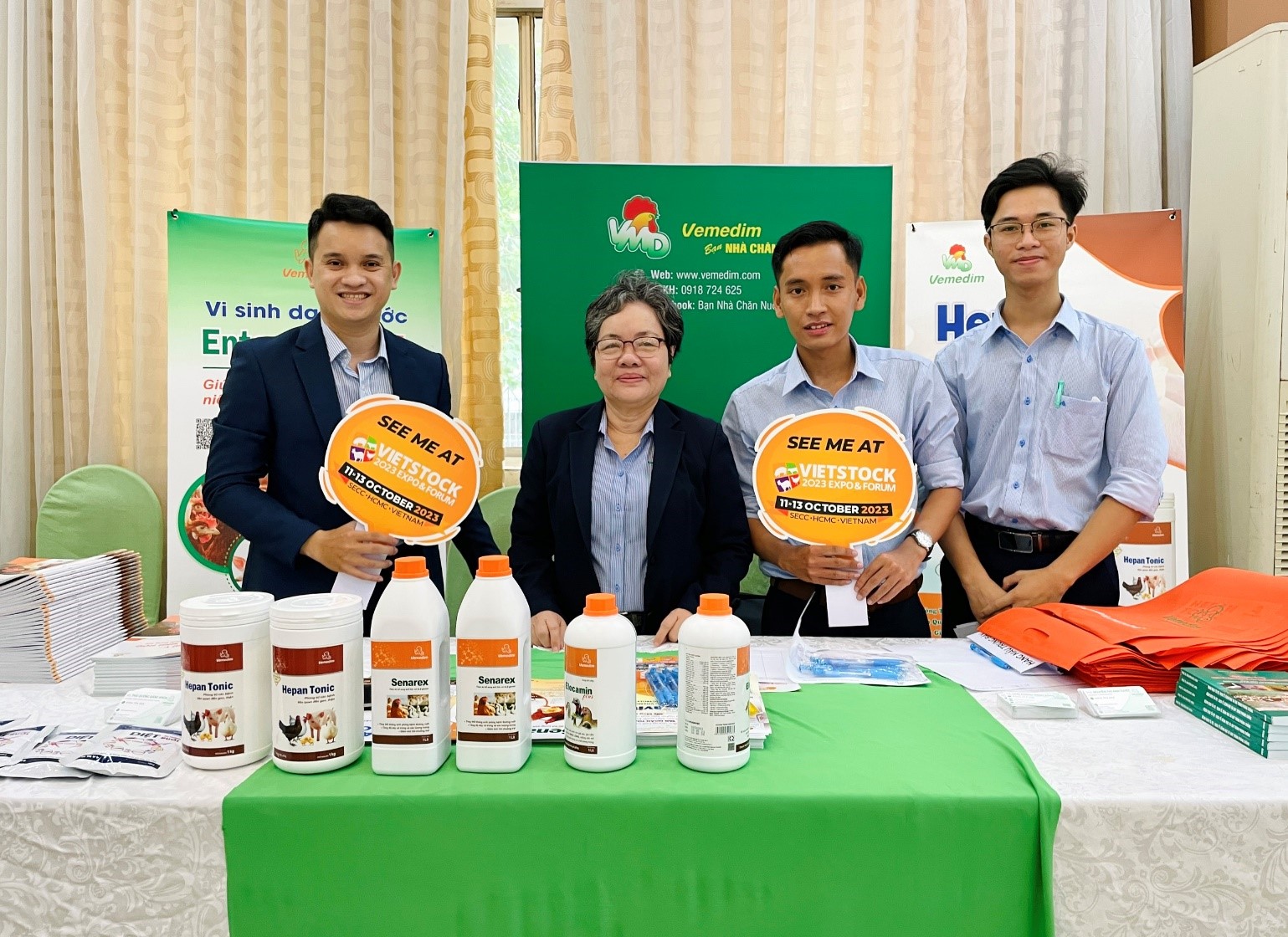 Tại hội thảo chăn nuôi gà đẻ trứng tại Mỹ Tho, 3 doanh nghiệp VEMEDIM, PROFARM và Đông Á đã mang đến trưng bày nhiều sản phẩm tiêu biểu