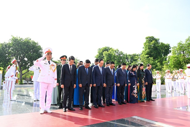 Đoàn đại biểu Thành ủy, HNND, UBND, Ủy ban MTTQ Việt Nam thành phố Hà Nội... đặt vòng hoa, tưởng niệm các Anh hùng liệt sĩ tại Đài tưởng niệm các Anh hùng liệt sĩ và vào Lăng viếng Chủ tịch Hồ Chí Minh - Ảnh: VGP/Nhật Bắc