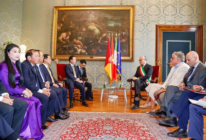Chủ tịch nước Võ Văn Thưởng đã có cuộc gặp Thị trưởng thành phố Roma Roberto Gualtieri. (Ảnh: Thống Nhất)