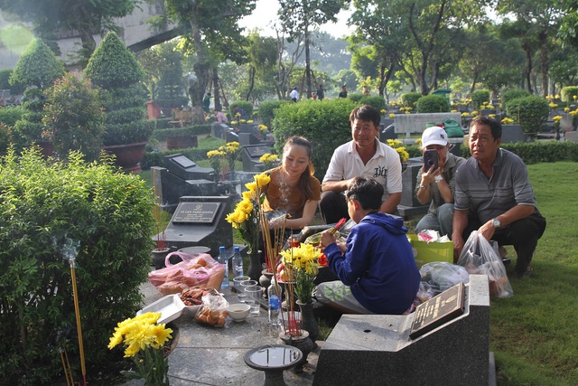 Người thân của các liệt sĩ đến thắp hương tưởng niệm tại Nghĩa trang Liệt sĩ TP. Hồ Chí Minh