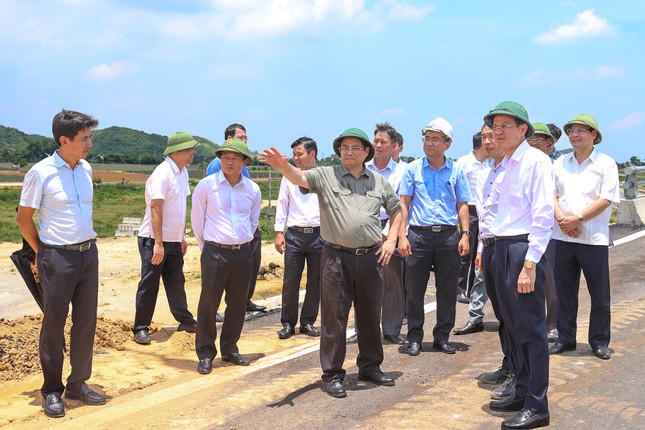 Thủ tướng Phạm Minh Chính nghe báo cáo về tuyến đường Đông-Tây của tỉnh Ninh Bình - Ảnh: VGP/Nhật Bắc