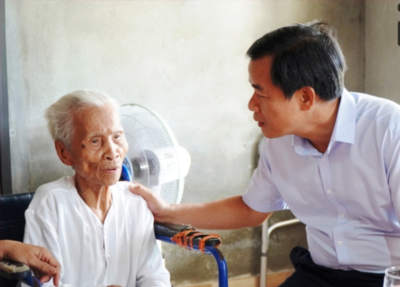 Chủ tịch UBND tỉnh Thừa Thiên Huế Nguyễn Văn Phương đang thăm hỏi Mẹ VNAH Phan Thị Nghé