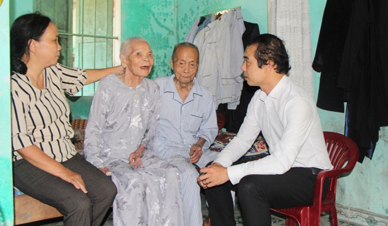 Ông Võ Lê Nhật, Chủ tịch UBND TP Huế thăm Mẹ VNAH