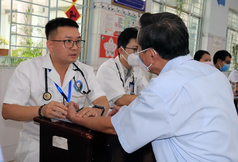 Bác sĩ Bệnh viện Y dược cổ truyền Đồng Nai khám bệnh cho thân nhân thương binh, bệnh binh, liệt sĩ