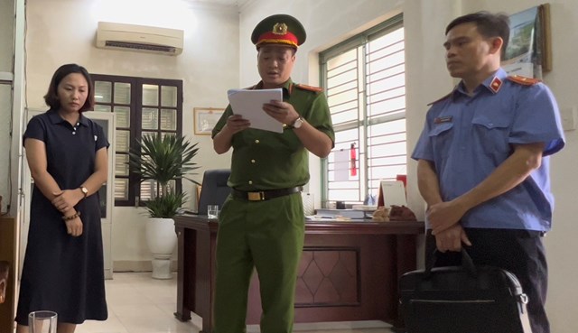 Đại diện Công an và Viện Kiểm sát nhân dân huyện Quỳnh Phụ tiến hành các thủ tục tố tụng đối với Hà Vân Anh.