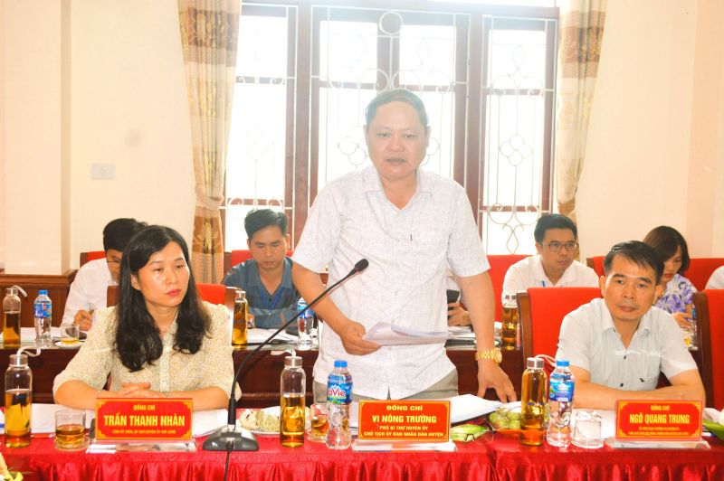Chủ tịch UBND huyện Chi Lăng Vi Nông Trường phát biểu tại cuộc họp